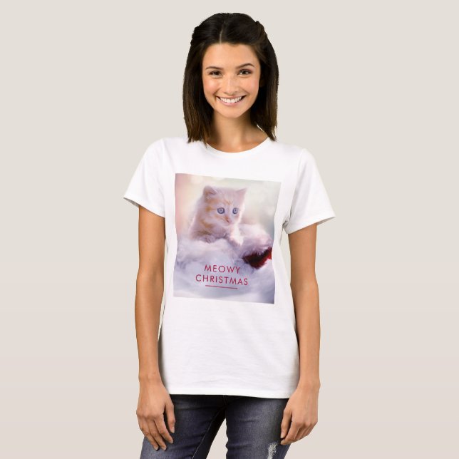 Camiseta Gatinho Bonito Descansando em um Papai Noel Feliz  (Frente Completa)