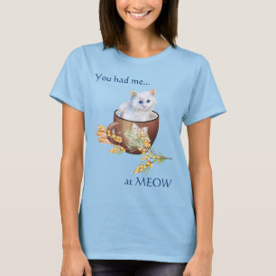 Camiseta Gatinho branco bonito na taça me deu no meow