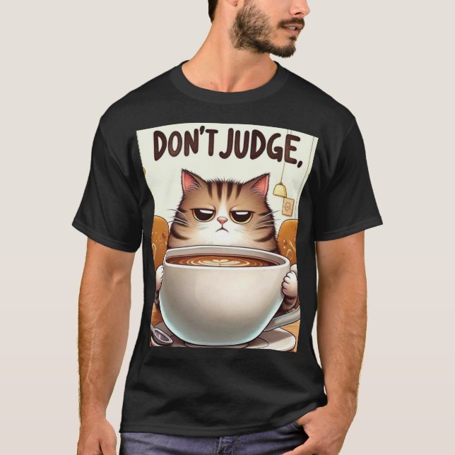 Camiseta Gatinho cansado, desfrutando de uma enorme xícara  (Frente)