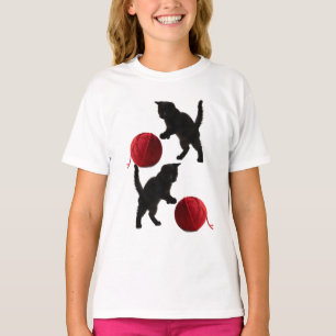 Camiseta Gatinho de Silhueta Preta, com Bola de Lã Vermelha