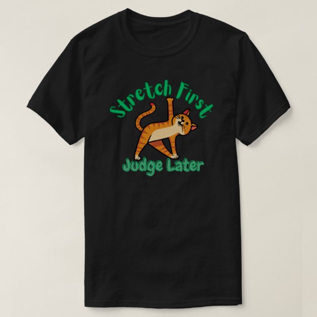 Camiseta Gatinho de Yoga: Estique Primeiro, Julgue Depois (Frente do Design)