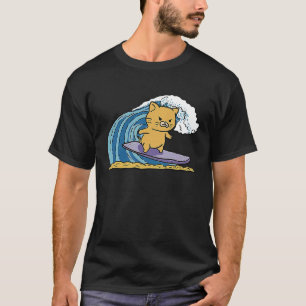 Camiseta Gatinho Gatinho surfando em uma onda na praia