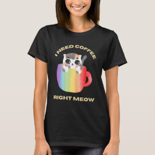 Camiseta Gatinho numa Taça Arco-íris Preciso de café.