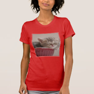 Camiseta Gatinho que dorme em uma bacia