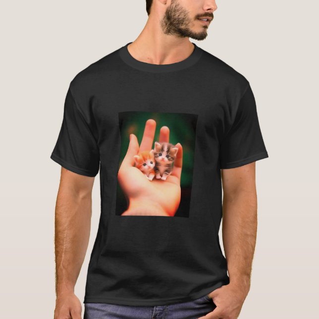 Camiseta Gatinhos miniatura adoráveis em mãos (Frente)