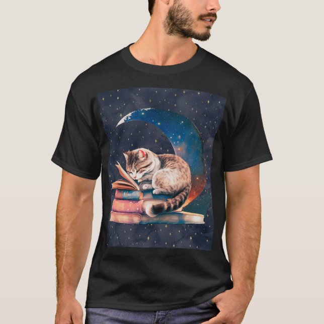 Camiseta Gato Adorável na Lua Lendo Um Livro (Frente)