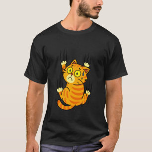 Camiseta Gato Agarrado com Garras Segurando e Rasgando Comé