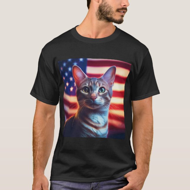Camiseta Gato Americano De Polidactilo Em Frente À Bandeira (Frente)