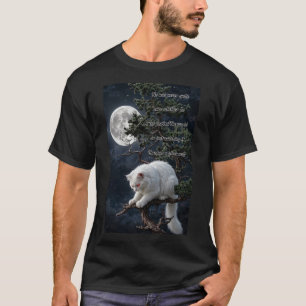 Camiseta Gato Branco em Pinheiro sob Lua Cheia