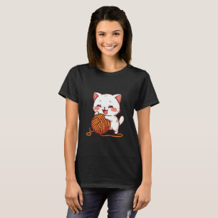 Camiseta Gato Branco Fofo Brincando com Bola de Lã