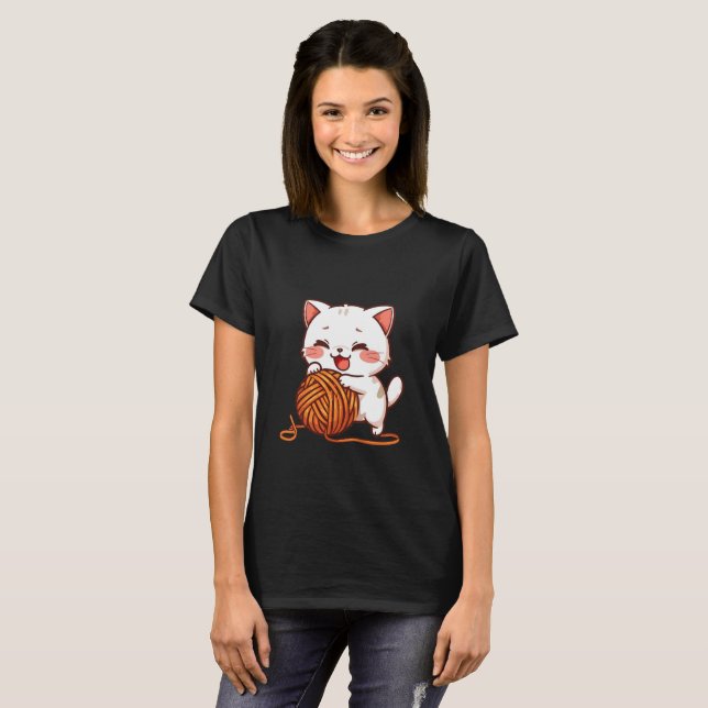 Camiseta Gato Branco Fofo Brincando com Bola de Lã (Frente Completa)