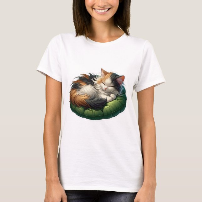 Camiseta Gato Calico Molhado Dormindo em uma almofada verde (Frente)