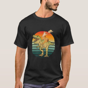 Camiseta Gato cavalgando dinossauro segurando chapéu