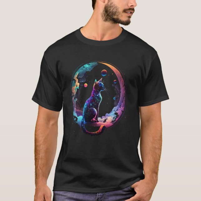 Camiseta Gato Cósmico Lua Crescente e Nuvens Coloridas Lega (Frente)