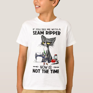 Camiseta Gato Costurando Se Você Me Vê Com Um Estripador De