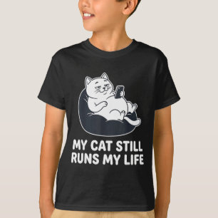 Camiseta Gato de Ano Engraçado Ainda Controla a Vida Trocad