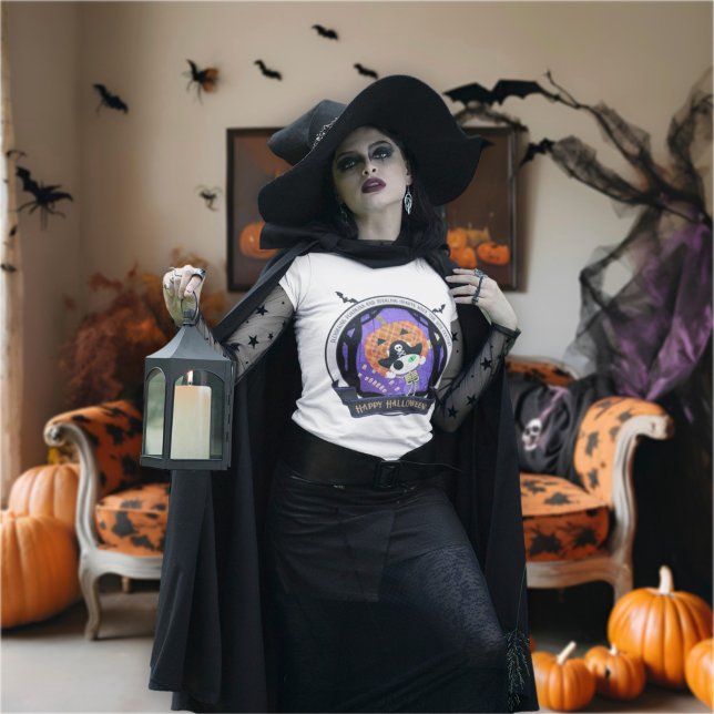Camiseta Gato de esqueleto pirata (A woman wearing a witch costume wears the Pirate skeleton cat T-shirt.)
