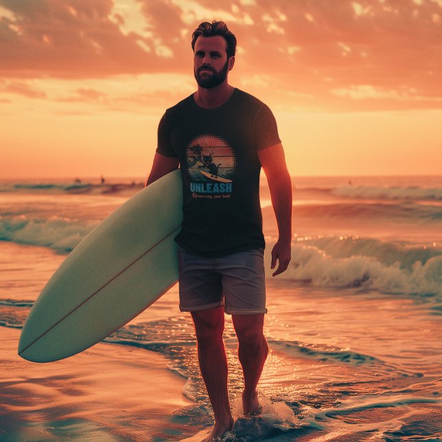 Camiseta Gato de Onda Sunset (A man is wearing a Sunset Wave-Riding Cat T-shirt.)