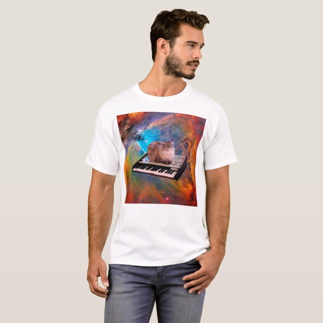 Camiseta Gato deitado em um teclado no espaço (Frente Completa)
