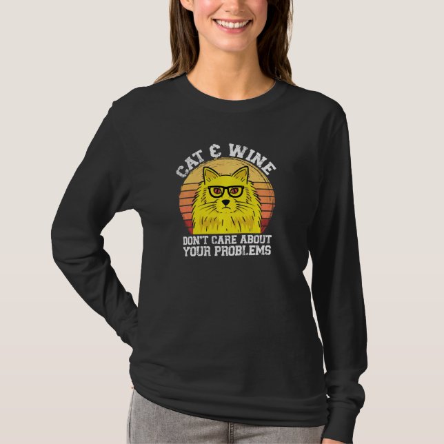 Camiseta Gato e Vinho Não Se Importam Com Você. (Frente)