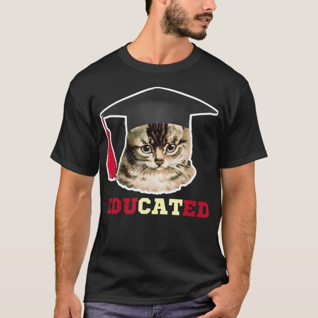 Camiseta Gato educado em Boné de formatura Engraçado Presen (Frente)