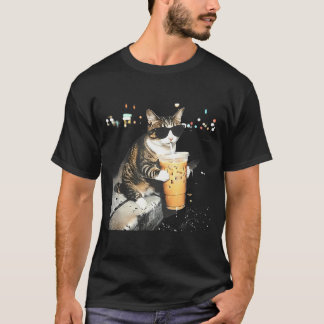 Camiseta Gato engraçado bebendo café gelado