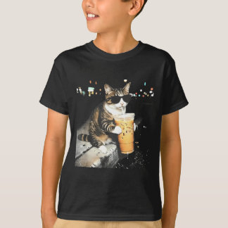 Camiseta Gato engraçado bebendo café gelado