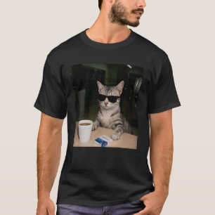 Camiseta Gato Engraçado Bebendo Café Óculos de Sol Meme Ani