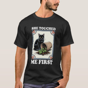 Camiseta Gato Engraçado Ela Me Tocou Primeiro Planta Gatos