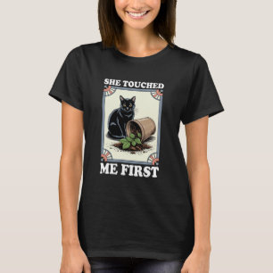 Camiseta Gato Engraçado Ela Me Tocou Primeiro Planta Gatos