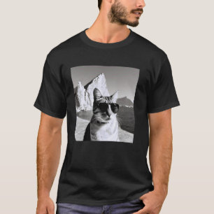Camiseta Gato engraçado vestindo óculos de sol na rocha de
