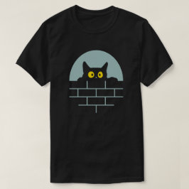 Camiseta Gato espreitando sobre uma parede à noite