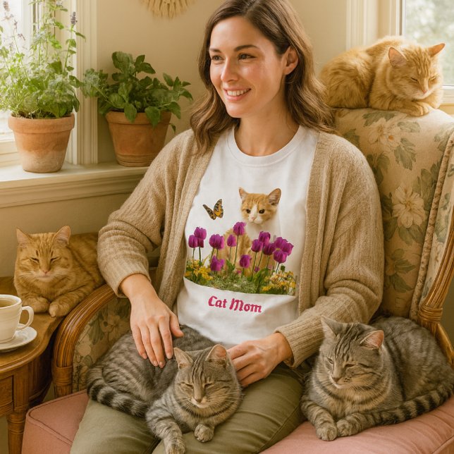 Camiseta Gato-Gato-Gato-Gato-Mão/Gato-de-Ouro-Laranja Branc (A delightful t-shirt, perfect for the "cat mom" on your gift list. Featuring an orange tabby kitten )