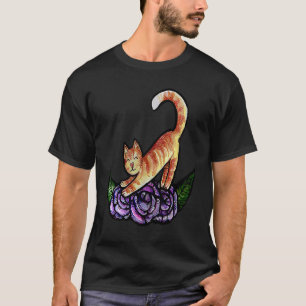 Camiseta Gato Laranja Esticando Jardim de Rosas Roxas