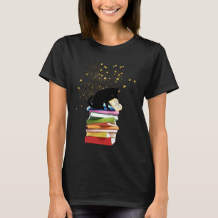 Camiseta Gato Lendo em Pilha de Livros