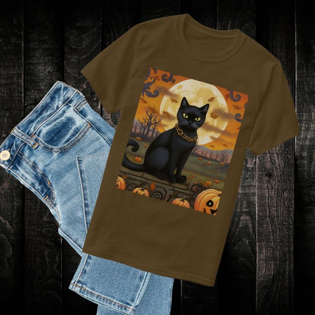 Camiseta Gato Negro debaixo de uma lua de colheita e abóbor (Black Halloween kitty underneath a harvest moon T-Shirt.  For a ghoulish night out on Halloween.)
