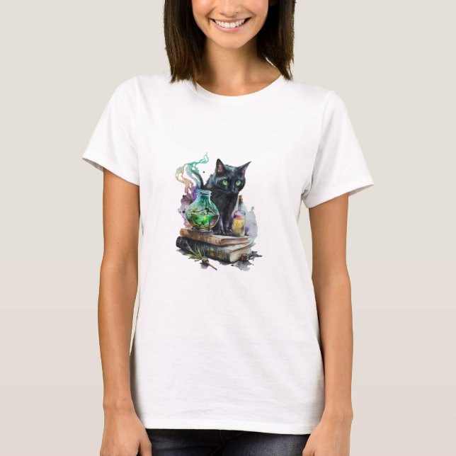 Camiseta Gato Negro Sentado em Livros Poções no Dia das Bru (Frente)