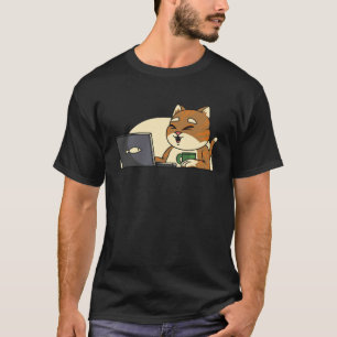 Camiseta gato peixe bebendo café assistindo leptop