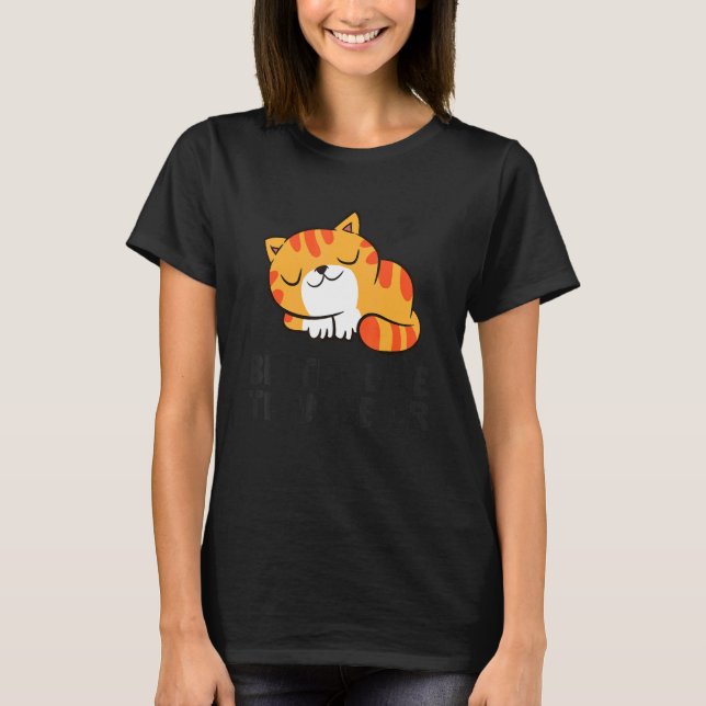 Camiseta Gato Preguiçoso Tardy Melhor Tarde Do Que Nunca Ga (Frente)