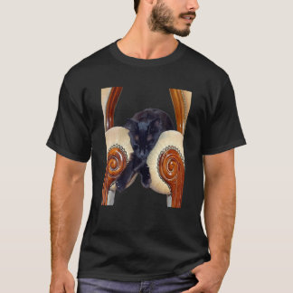 Camiseta Gato Preto Esparramado Entre Duas Cadeiras Pernas 