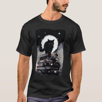 Camiseta Gato Preto Místico em Pilha de Livros Celestiais