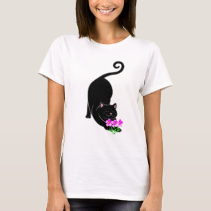 Camiseta Gato preto para baixo e flores cor-de-rosa