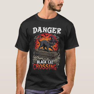 Camiseta Gato Preto Perigoso Cruzando Chapéu de Bruxa de Ha