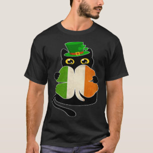 Camiseta Gato Preto Segurando Bandeira Irlandesa do Trevo D