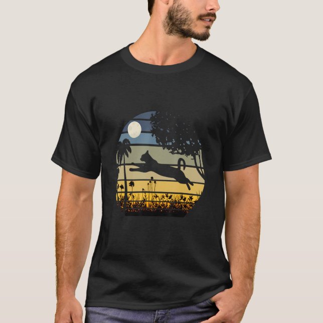 Camiseta Gato Pulando Em Um Campo De Flores Noite De Lua (Frente)