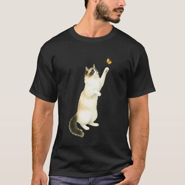 Camiseta Gato Ragdoll Fofo Brincando Com Borboleta Monarca  (Frente)