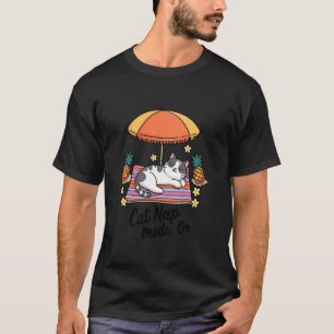 Camiseta Gato Relaxando sob Guarda-Chuva de Praia Verão