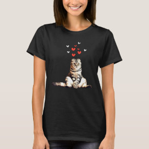 Camiseta Gato Sentado Corações do Chão Negro