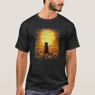 Camiseta Gato sentado em um campo de girassol olhando a lua