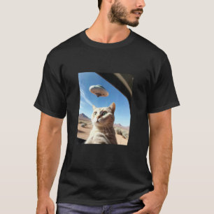 Camiseta Gato tirando uma selfie com OVNI voando ao fundo